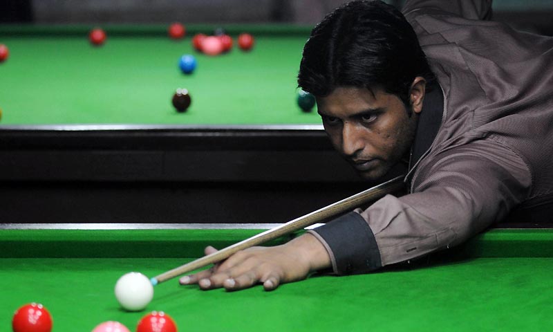 In this photograph taken on September 13, 2025 Pakistani snooker player Mohammad Asif plays at a snooker club in Faisalabad.  &mdash; Photo by AFP